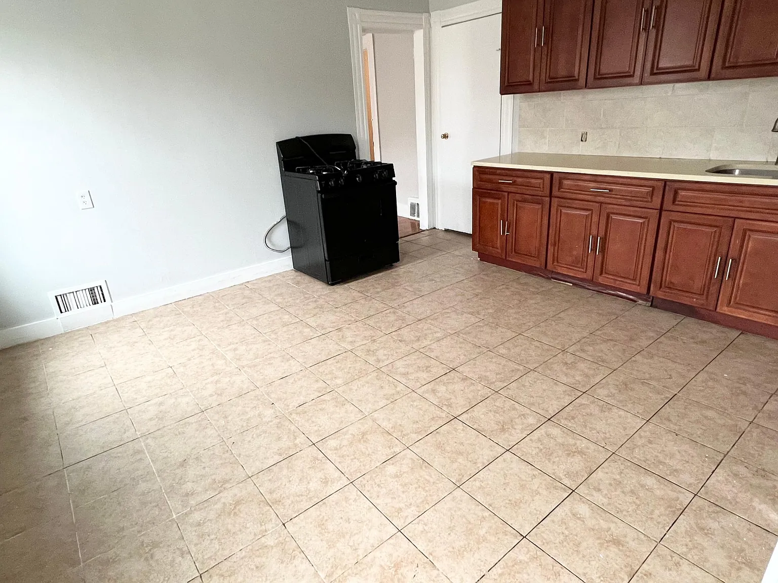 355 Charles St — Photo 4