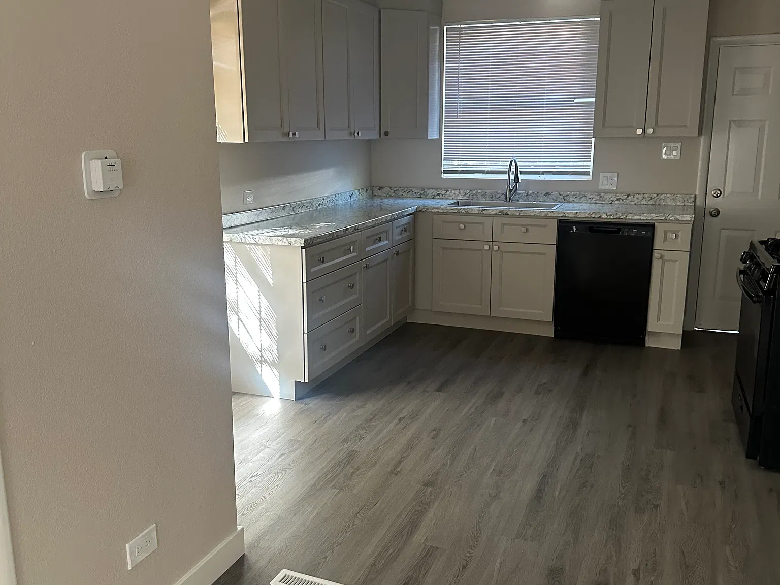 2 bed, 736 sqft, $2,300 — Photo 2