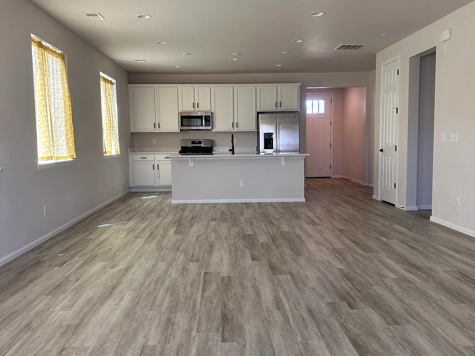 4 bed, 1747 sqft, $3,200 — Photo 3