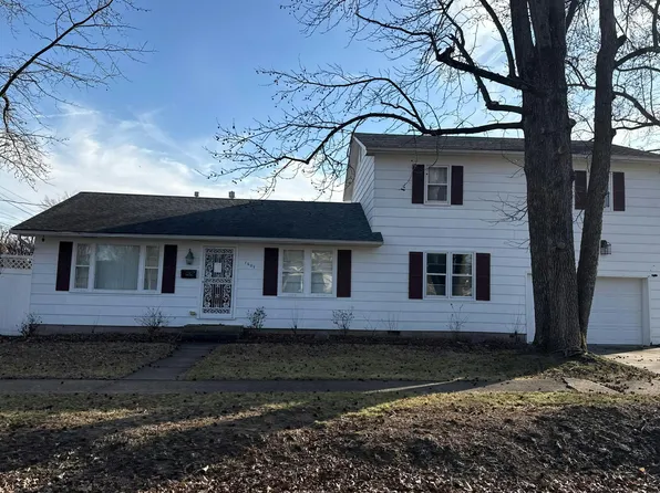 1607 W Maplewood St, Marion, IL 62959