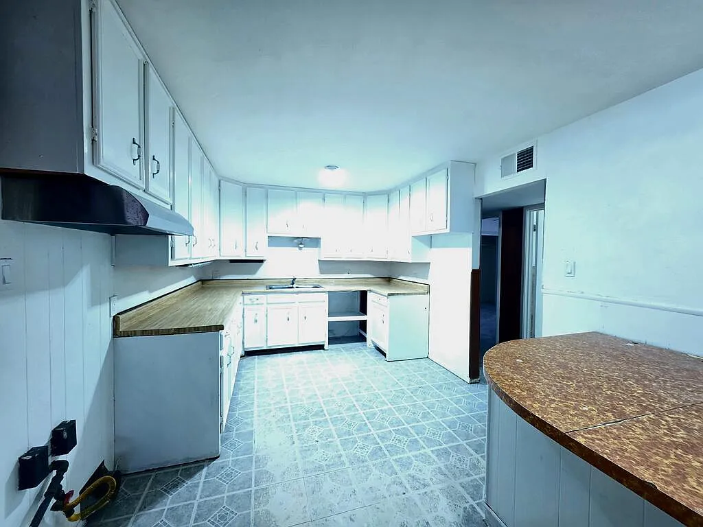 6 bed, 3.5 bath, 2998 sqft, $2,500 — Photo 4