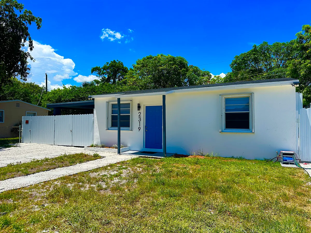 Building Photo - 2319 NW 12th Ct