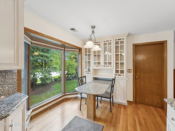 4th image of 42 Kings Ct #E2