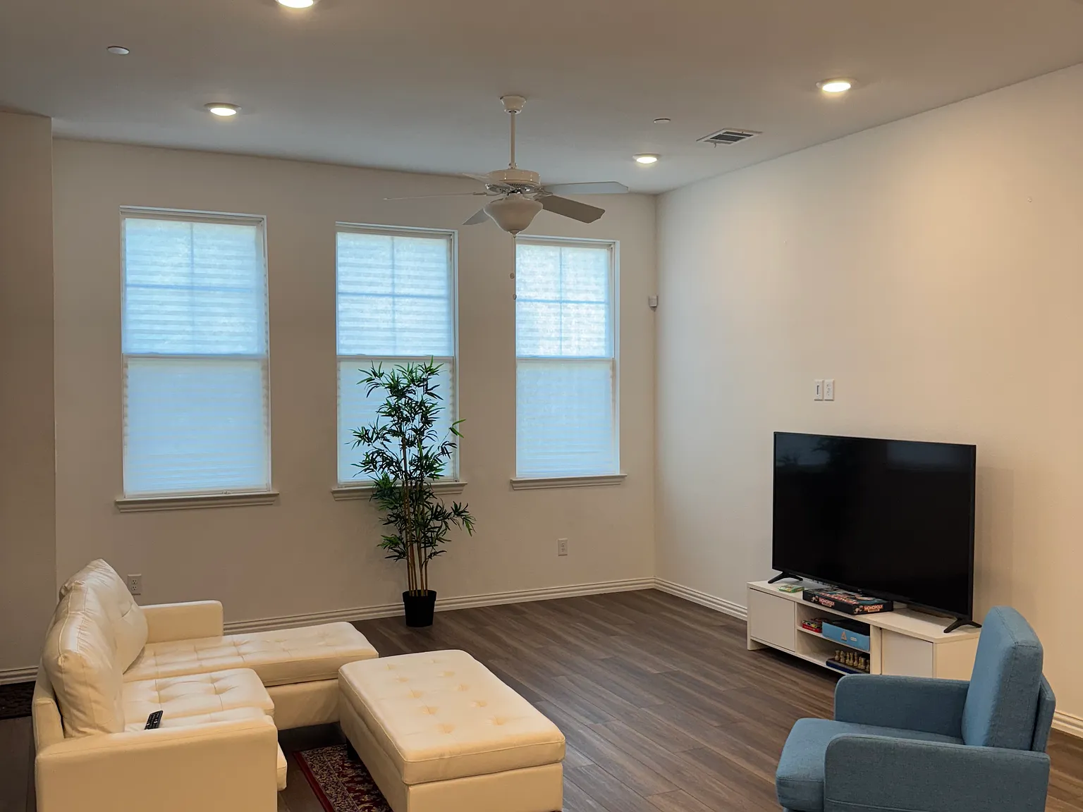 3 bed, 2.5 bath, 1659 sqft, $2,600 — Photo 2