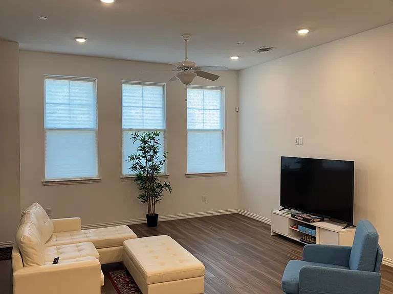 4536 Ward St — Photo 2