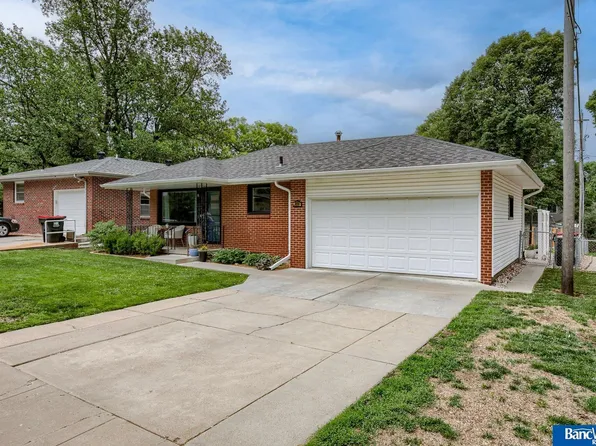 4329 Locust St, Lincoln, NE 68516