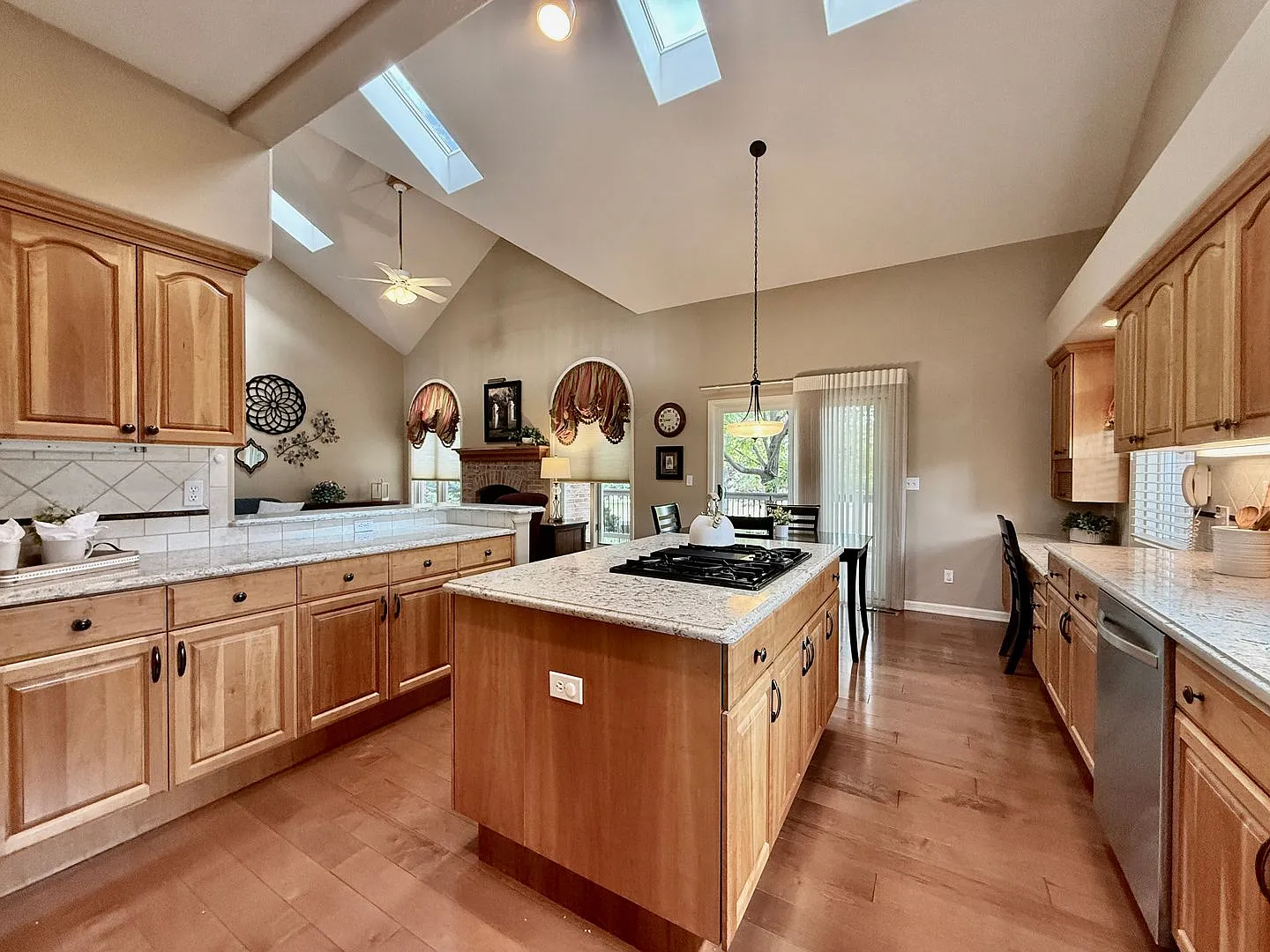 Luxurious 4-Bed Estate Home in Kissing Camels Available for Lease — Photo 2