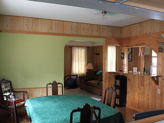 With breakfast bar to kitchen with coordinating pine