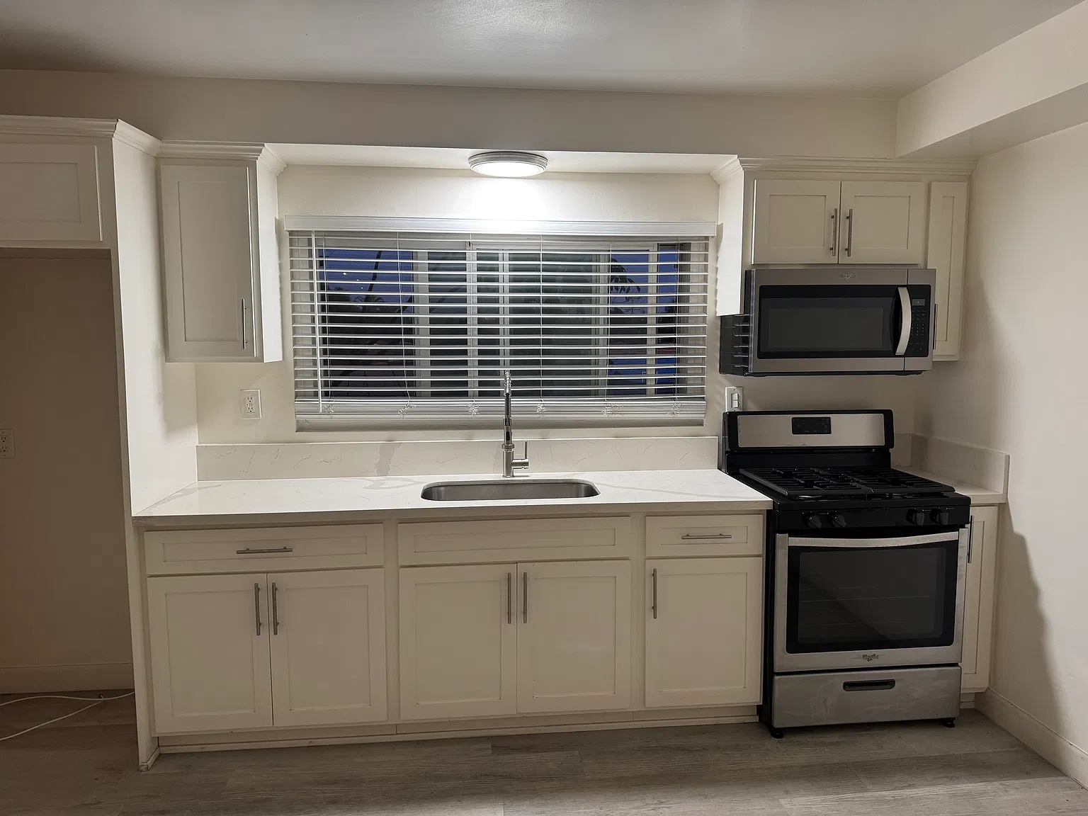 3 bed, 1000 sqft, $3,100 — Photo 2