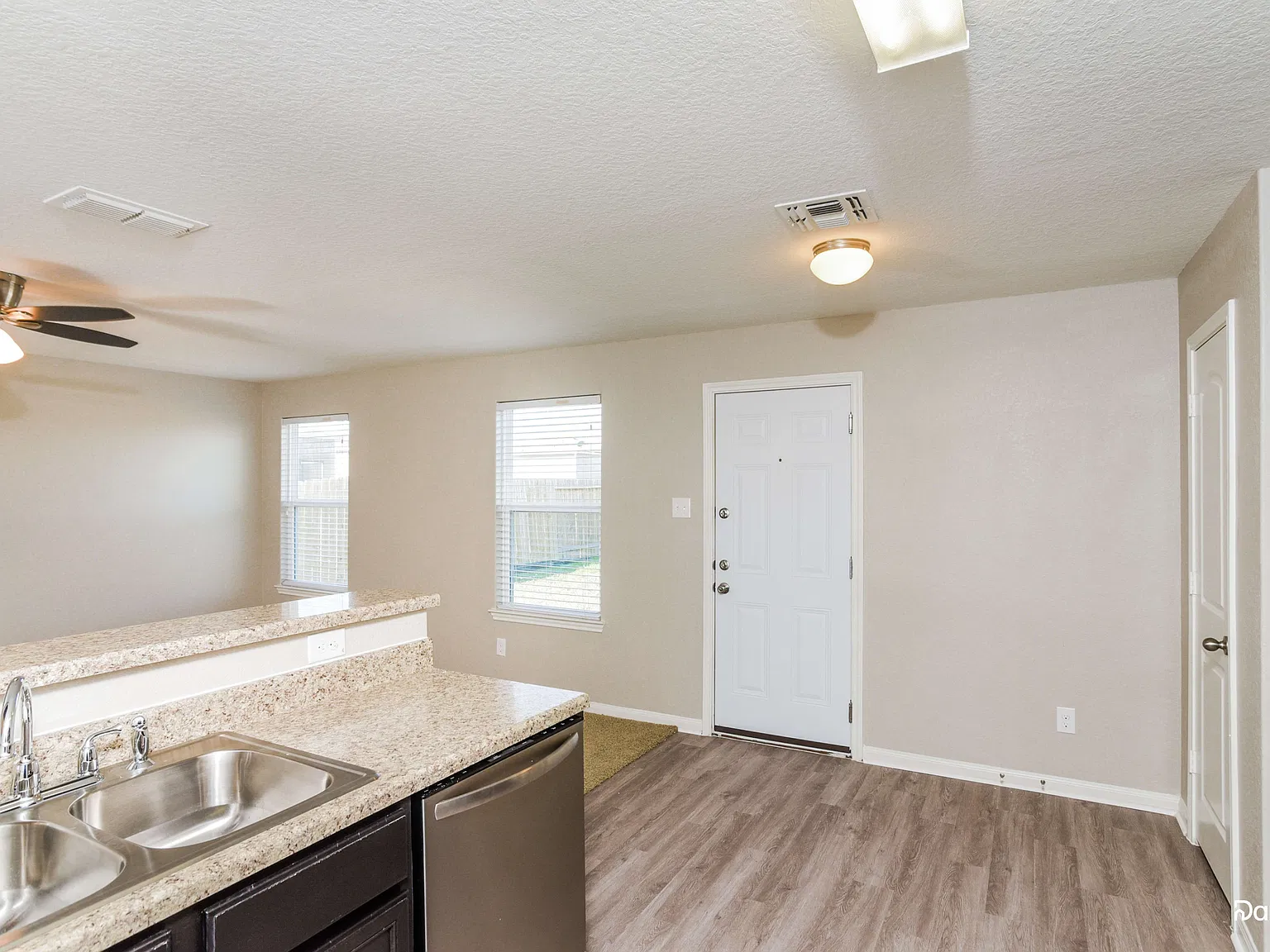 3 bed, 2.5 bath, 1209 sqft, $1,735 — Photo 3