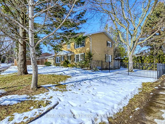 3rd image of 1585 Crombie Rd