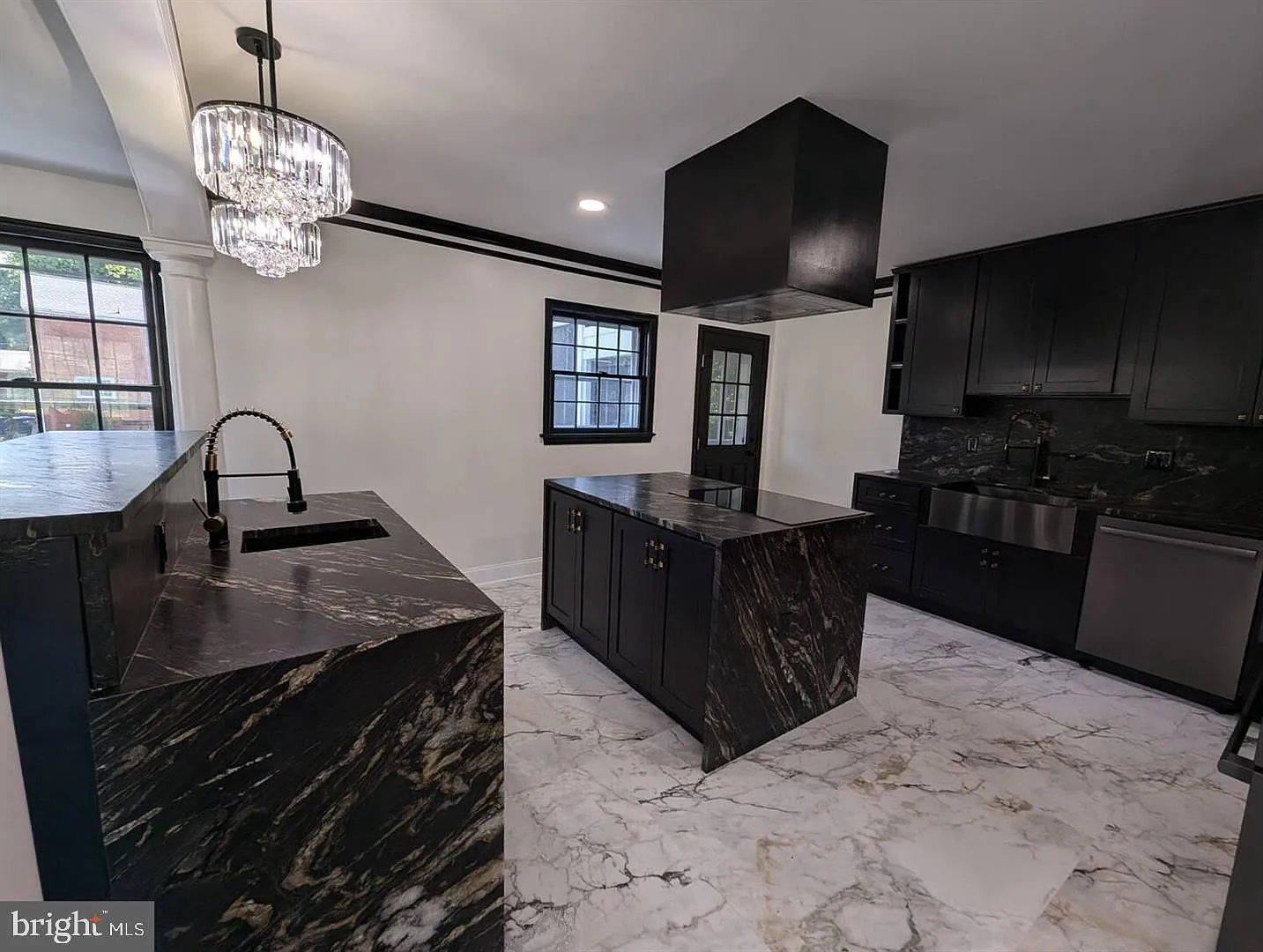 4 bed, 4.5 bath, 3250 sqft, $5,000 — Photo 4