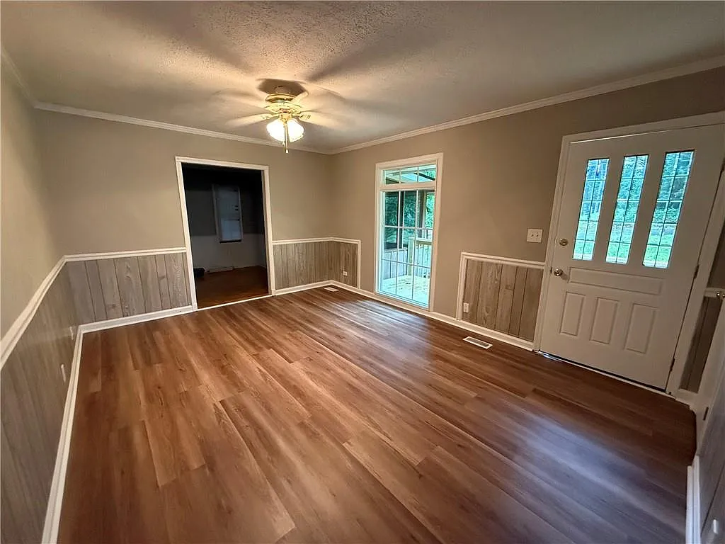 3 bed, 2.0 bath, 1325 sqft, $1,750 — Photo 2