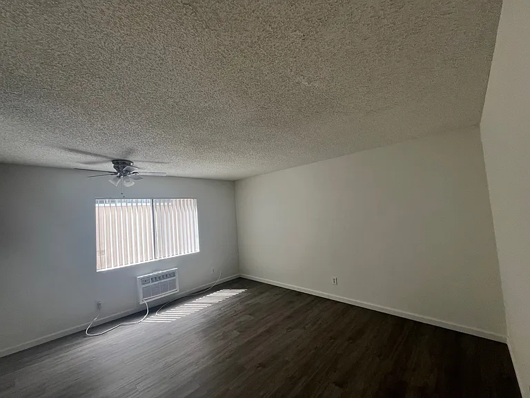 943 Elden Ave — Photo 4