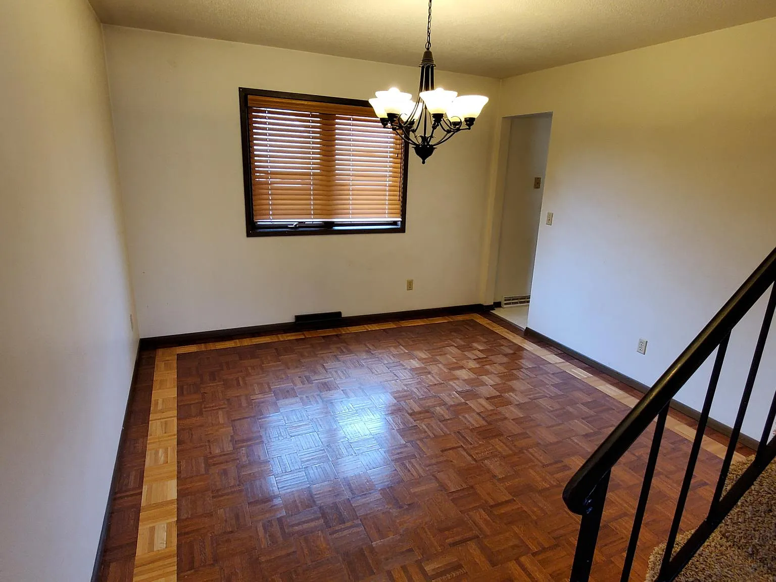 3 bed, 1.5 bath, 1408 sqft, $1,250 — Photo 4