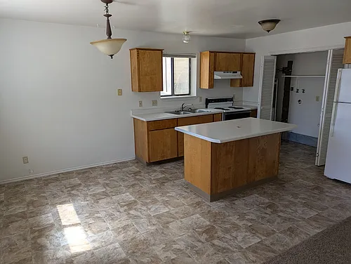 216 S 100 Photo 1