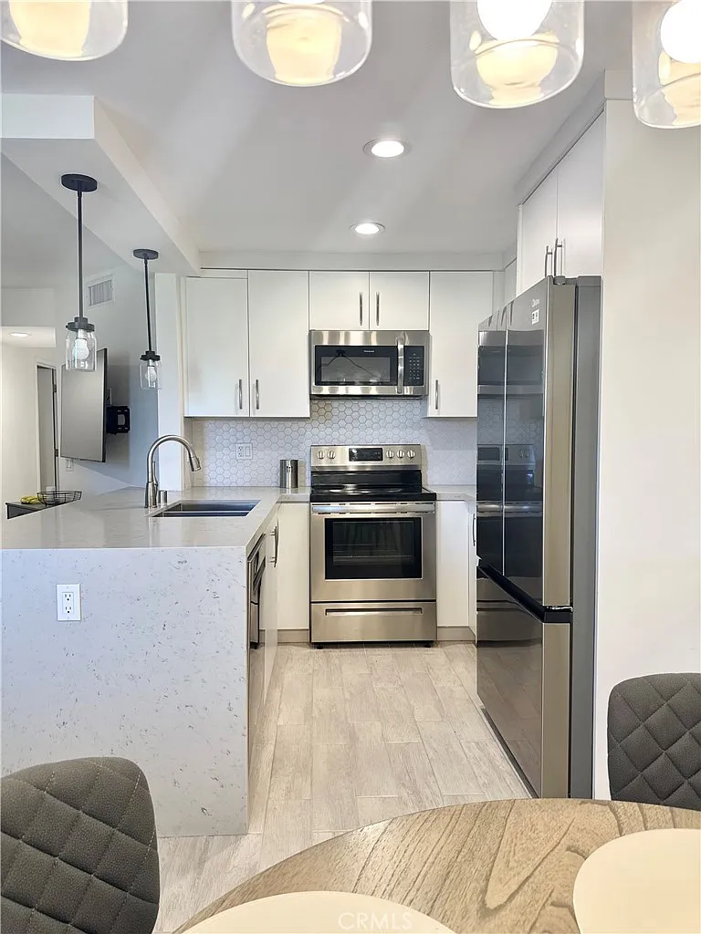 2 bed, 912 sqft, $2,600 — Photo 3