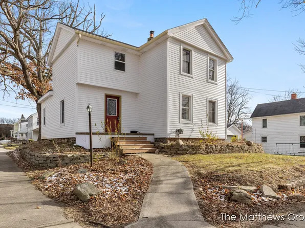 422 Pleasant St, Ionia, MI 48846