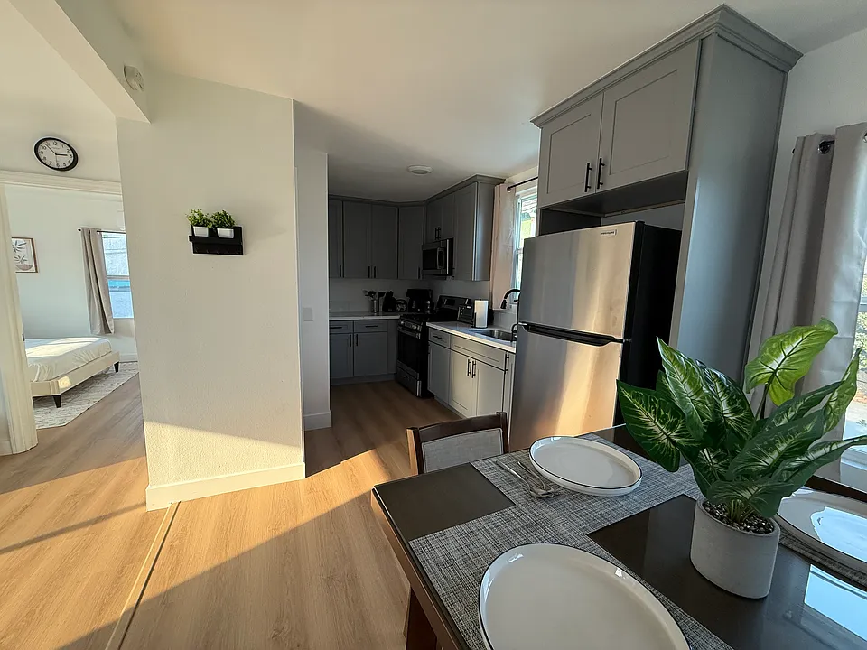1/2 Axtell St