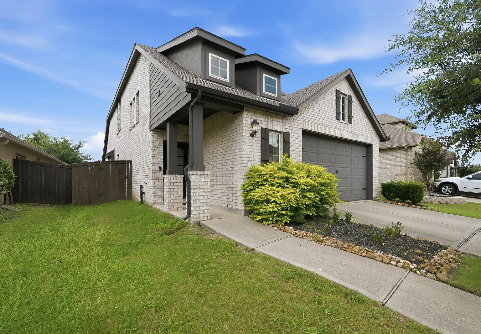 4 bed, 2.5 bath, 2258 sqft, $3,300 — Photo 2