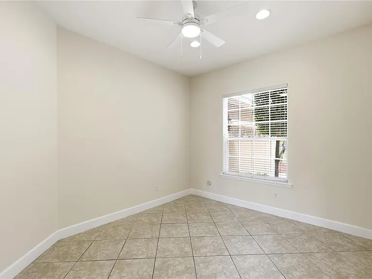 3205 King George Dr — Photo 3