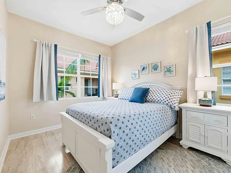 11850 Valencia Gardens Ave — Photo 12