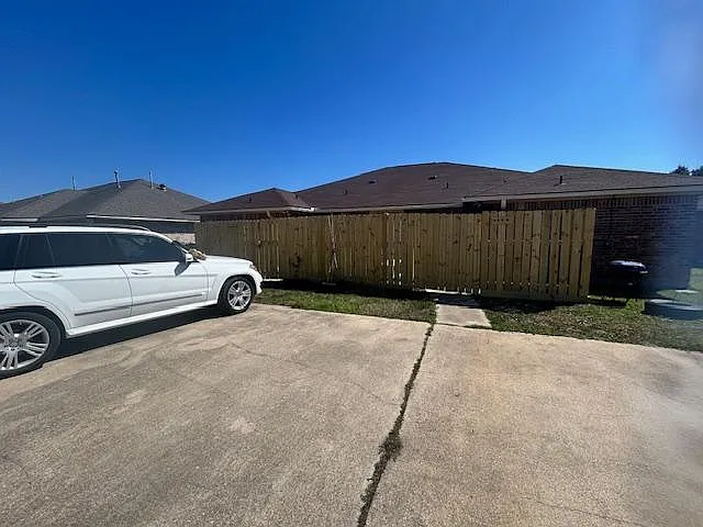 3 parking lots for each unit and fenced back yard.