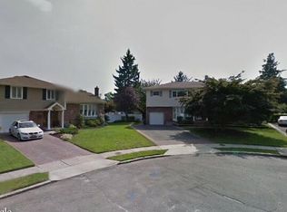 5 Saturn Ct, Syosset, NY 11791