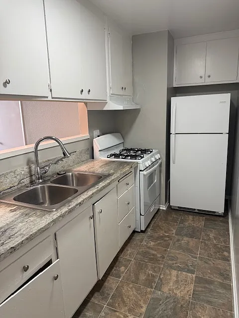 2 bed, 715 sqft, $2,400 — Photo 2