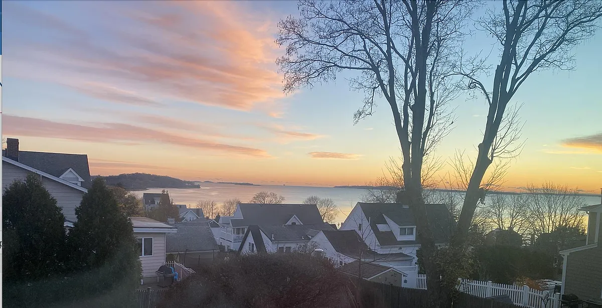 Enjoy sunsets outside your living room window. - 9 Gladstone St #2