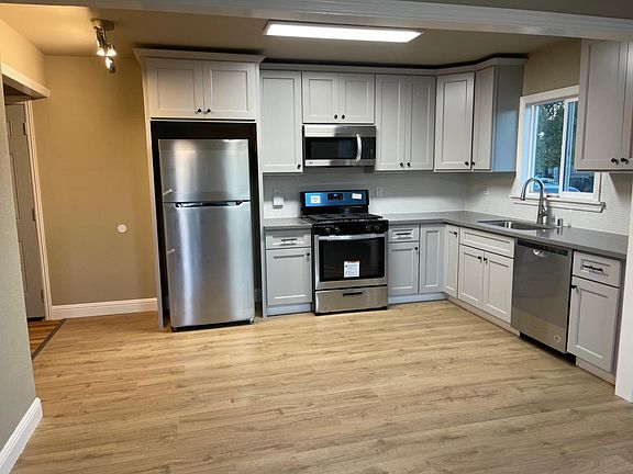 3rd image of 9 Mayfair Dr #B