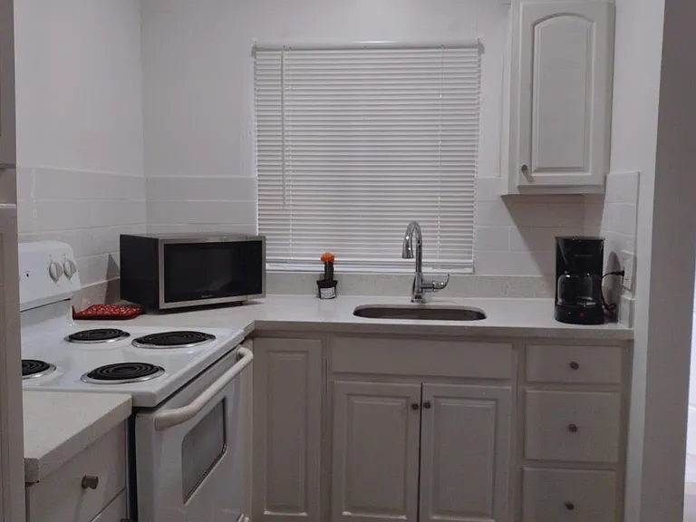 635 SW 16th Ave #2 — Photo 6