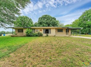 955 University Ln, Seguin, TX 78155
