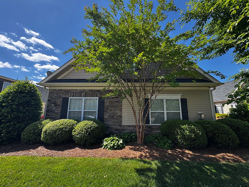 1st image of 216 Hawks Nest Cir