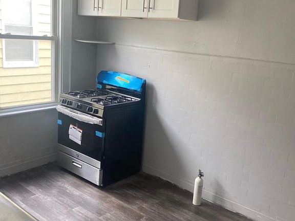 4th image of 417 Leslie St #1L