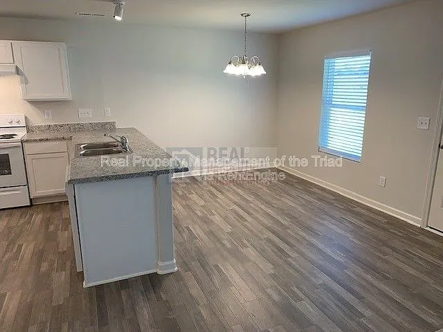 3901 Vershire Ave — Photo 5