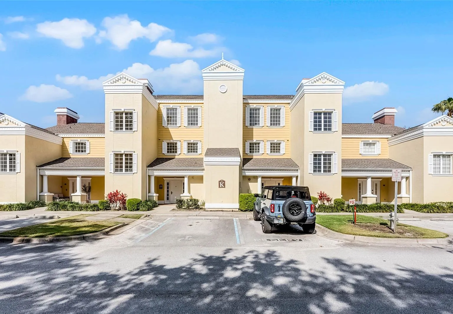1 bed, 1.0 bath, 823 sqft, $1,900 — Photo 1