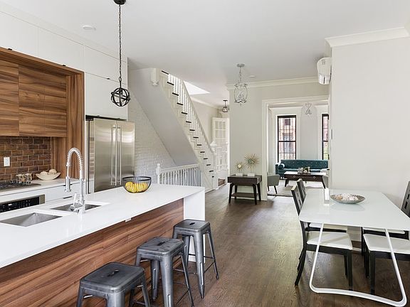4th image of 715 Macon St Floor 2