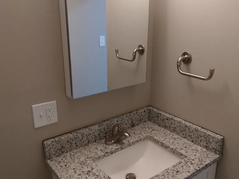Newly Remodeled 1 Bedroom Apartment 1 Blk from Indiana University National Championship Team! — Photo 6