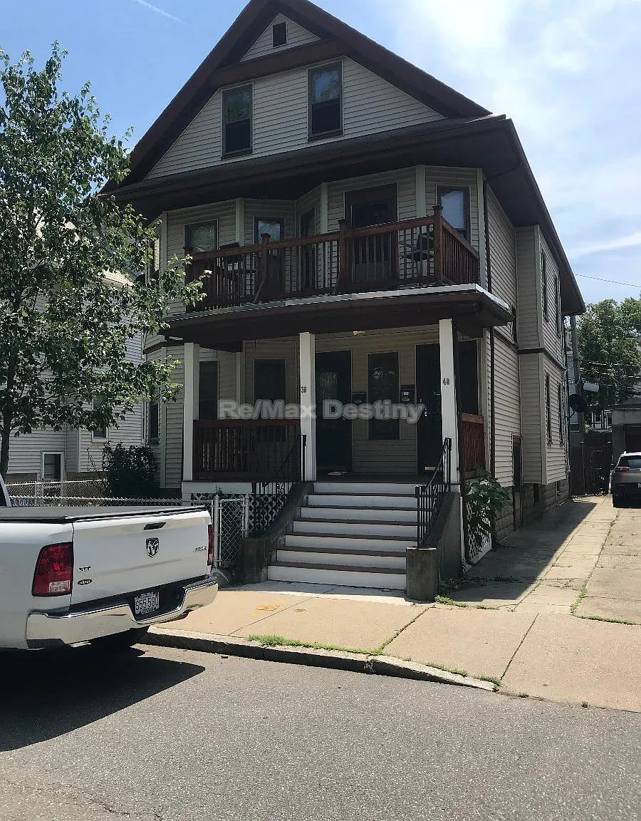 4 bed, 2.0 bath, 1600 sqft, $5,400 — Photo 3