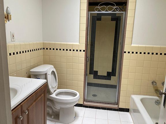 3rd image of 3404 Sheffield Ave Floor 2