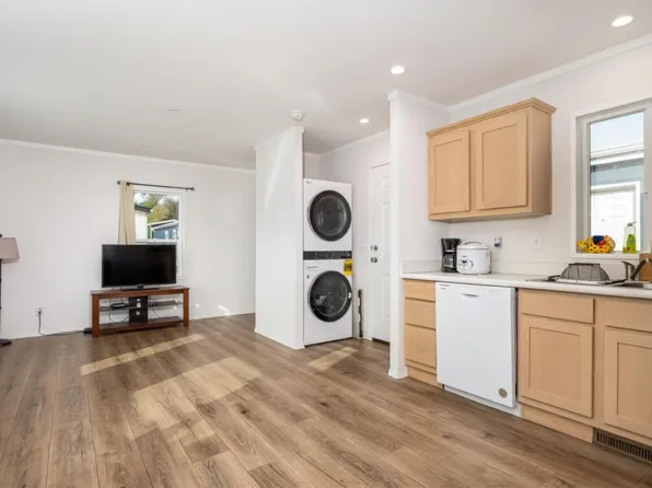 460 Arnos St #27, Talent, OR 97540