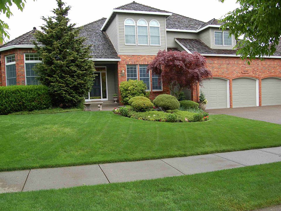Great Curb Appeal!