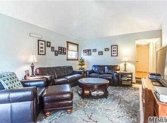 5th image of 14 Cornelia Ln