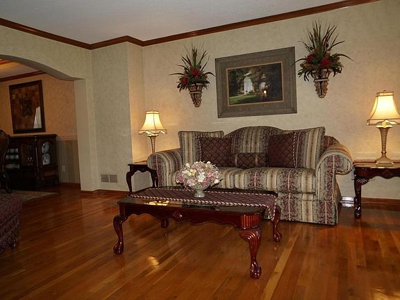 4th image of 8277 Chateau Ln