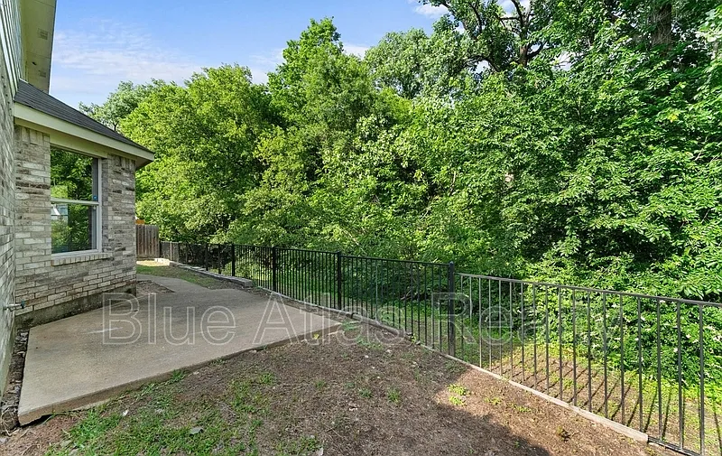 Building Photo - 1817 Cedarbriar Dr