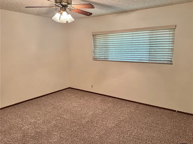 509 California Dr — Photo 16