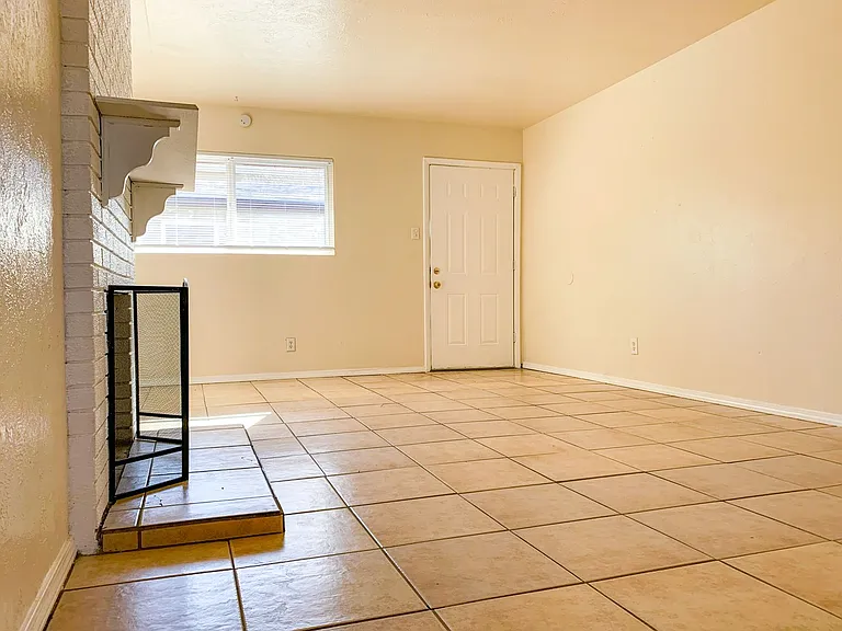 Spacious 2 Bedroom Apartment with Fireplace — Photo 23