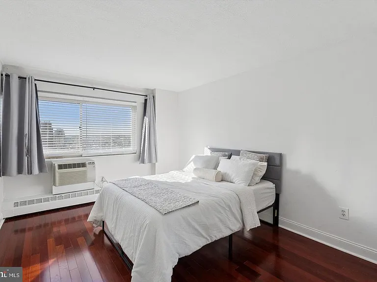 2101 Chestnut St #17-1412 — Photo 4