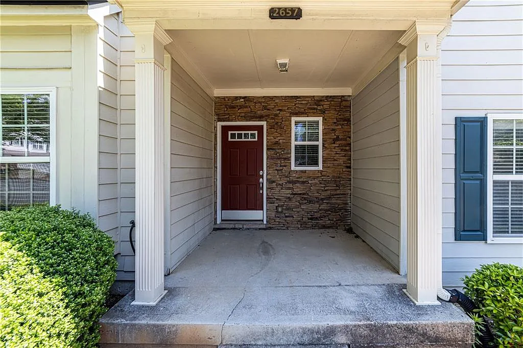 4 bed, 2.5 bath, 2176 sqft, $2,300 — Photo 2